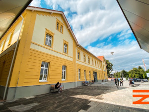 Výpravní budova ve Strakonicích slouží po rekonstrukci jako přestupní terminál