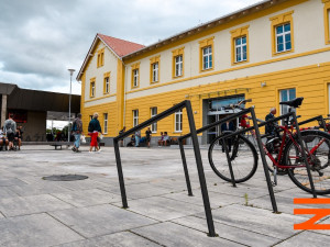 Výpravní budova ve Strakonicích slouží po rekonstrukci jako přestupní terminál