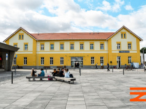 Výpravní budova ve Strakonicích slouží po rekonstrukci jako přestupní terminál