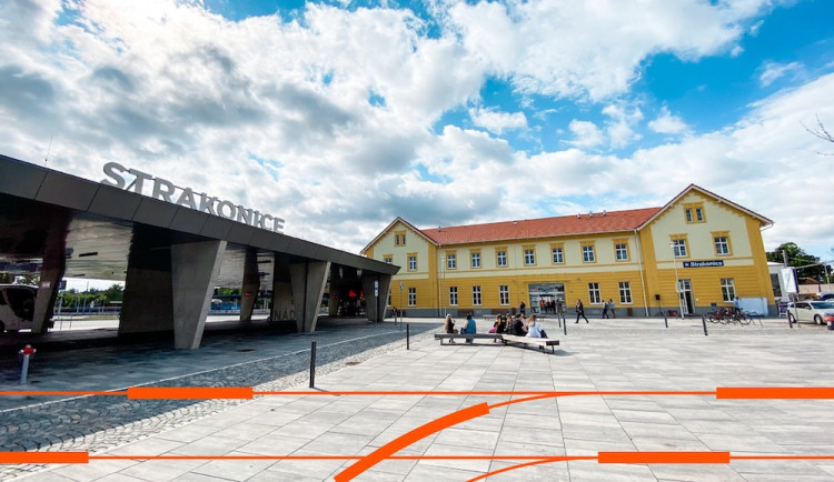 Výpravní budova ve Strakonicích slouží po rekonstrukci jako přestupní terminál