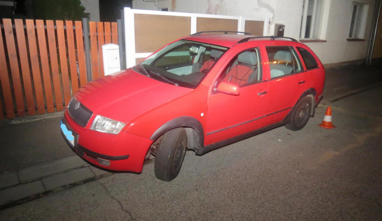 Silně opilý mladík naboural zaparkované auto, objel blok a ve stejné ulici havaroval znova.