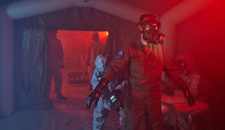 Armádní vrtulník kontaminovala nebezpečná látka. Liberečtí chemici zasahovali v rámci cvičení