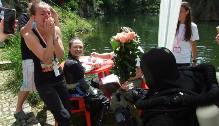 Deset dní pod vodou. Čtveřice potápěčů stanovila nový rekord, jeden z nich po vynoření požádal partnerku o ruku.