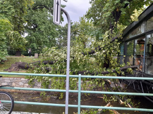 Přes Budějce se prohnala silná bouře. Výstraha meteorologů platí do zítra