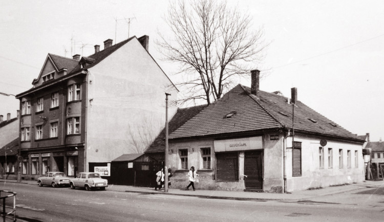 Křižovatka Lidické a ulice Matice školské před rokem 1977. Vlevo směr do města.