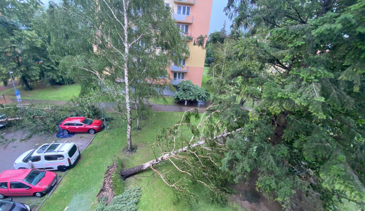 Přes Budějce se prohnala silná bouře. Výstraha meteorologů platí do zítra