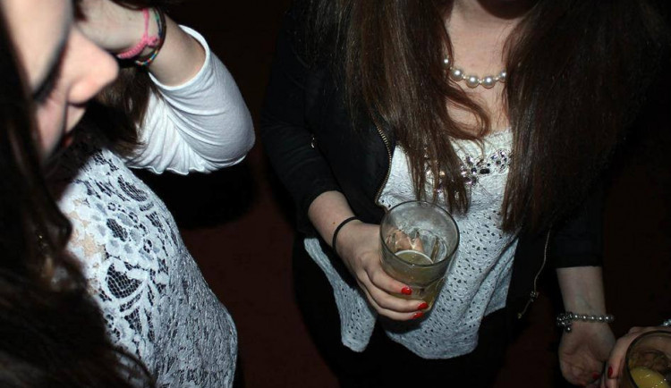 Dívky v centru Jablonce popíjely víno. Před strážníky se daly na útěk