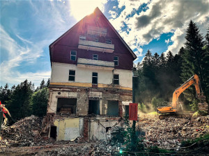 Nejkrásnější šumavský hotel RIXI se mění v trosky, ministerstvo obrany nechalo část zotavovny zbourat