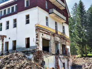 Nejkrásnější šumavský hotel RIXI se mění v trosky, ministerstvo obrany nechalo část zotavovny zbourat