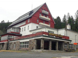 Nejkrásnější šumavský hotel RIXI se mění v trosky, ministerstvo obrany nechalo část zotavovny zbourat