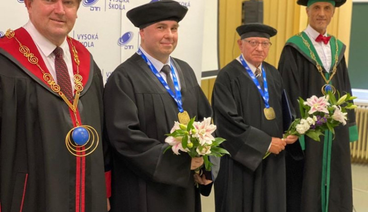 Profesor Vochozka obdržel na Slovensku čestný doktorát.