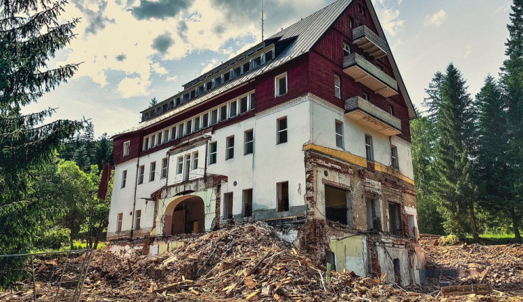 Nejkrásnější šumavský hotel RIXI se mění v trosky, ministerstvo obrany nechalo část zotavovny zbourat