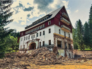 Bourání slavného šumavského hotelu RIXI šokovalo veřejnost, demolici nebylo možné nijak zabránit