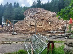 Bourání slavného šumavského hotelu RIXI šokovalo veřejnost, demolici nebylo možné nijak zabránit