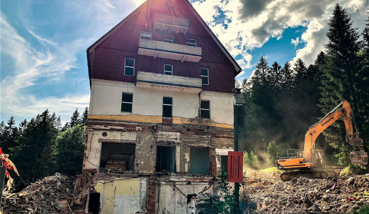 Bourání slavného šumavského hotelu RIXI šokovalo veřejnost, demolici nebylo možné nijak zabránit