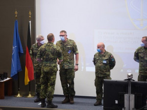 Vedoucí české delegace podplukovník Jaroslav Sekanina předal při konferenci pamětní mince aliančním partnerům, kteří se v minulosti podíleli na průběhu cvičení Tobruq Legacy.