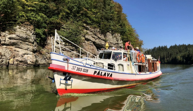 Lodní linka mezi Hlubokou a Týnem nabízí památky i skryté přírodní krásy