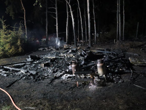Požár v kempu Radava zaměstnal desítky hasičů. Jedenáct karavanů lehlo popelem