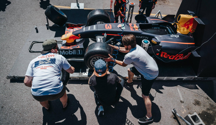 Za jak dlouho vyměníte kola na Formuli 1? Red Bull Pit Stop Challenge míří do Budějc.