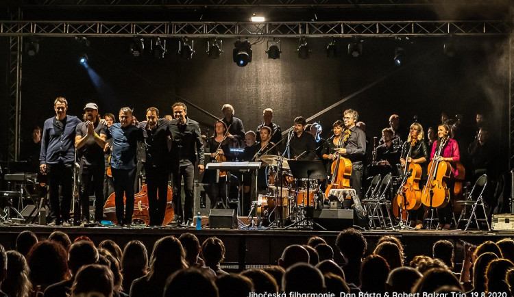Koncert na hradním nádvoří odstartuje festival Jihočeská intermezza. S filharmonií vystoupí Dan Bárta a Robert Balzar Trio