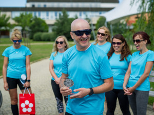 Jihočeská univerzita objela na kole za měsíc zeměkouli po rovníku.