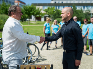 Jihočeská univerzita objela na kole za měsíc zeměkouli po rovníku.