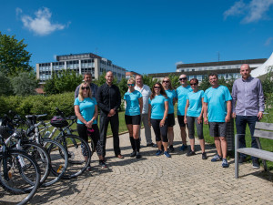 Jihočeská univerzita objela na kole za měsíc zeměkouli po rovníku.