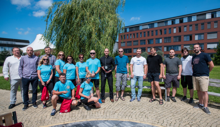 Jihočeská univerzita objela na kole za měsíc zeměkouli po rovníku.