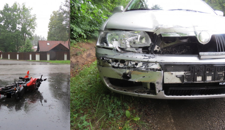Řidička srazila motocyklistu, poraněného muže pak přejela dodávka.