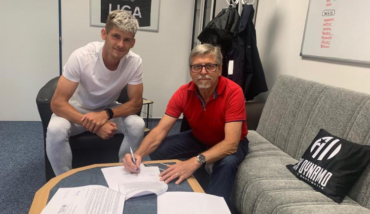 Jakub Matoušek při podpisu smlouvy s majitelem klubu.