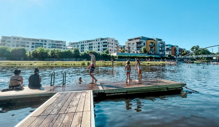 Letošní trend v Budějcích? Koupání v řece