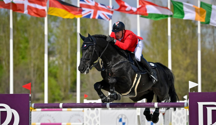 Kamil Papoušek v sedle hřebce Warnesse.