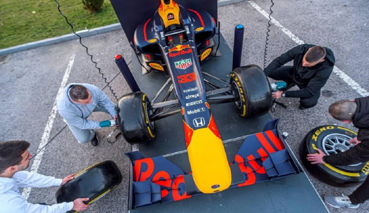 Lidé v Budějcích si mohli vyzkoušet výměnu kol Formule 1. Nejrychlejší "přehodili" kolo za šest sekund