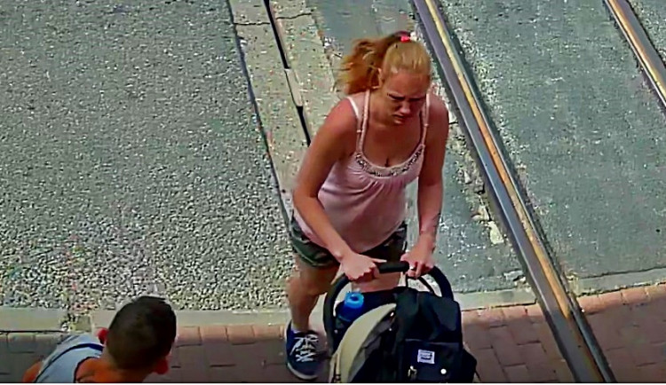 Policie hledá ženu s kočárkem a mladého muže. Mohli by objasnit krádež v centru Liberce