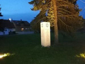 Památník obětem holocaustu ve Stádleci.