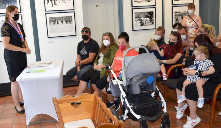 Zámeček u temelínské elektrárny přivítal nové občánky Mydlovar.