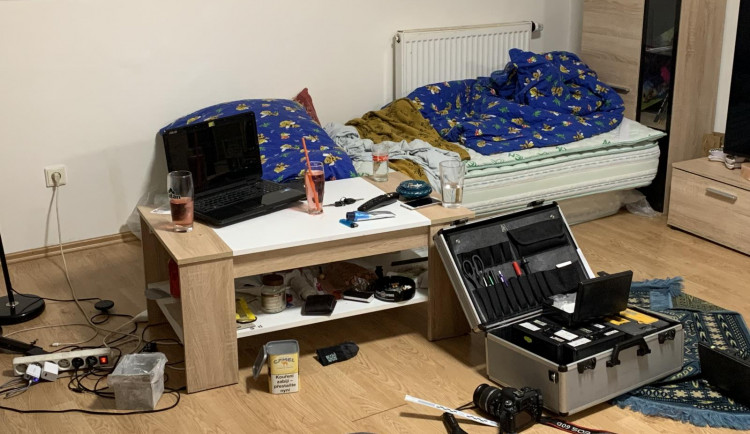 Podezřelého muže policie obvinila z vraždy. Ženu měl ubít