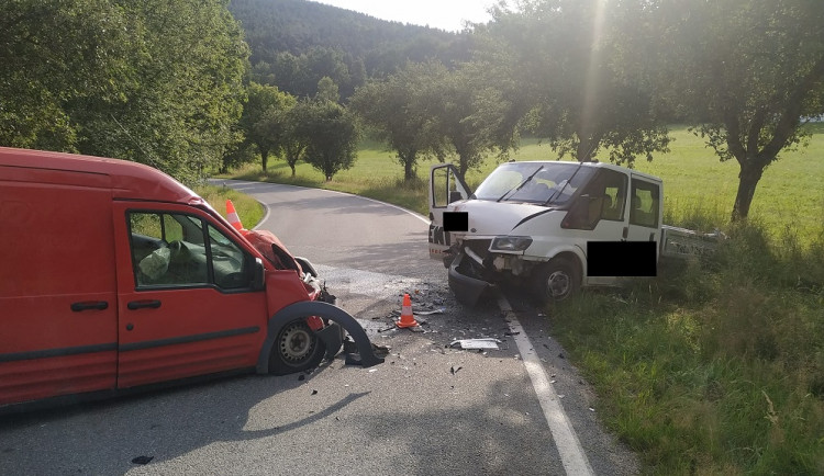 Při čelním střetu dvou dodávek se zranil řidič. Do nemocnice ho transportoval vrtulník