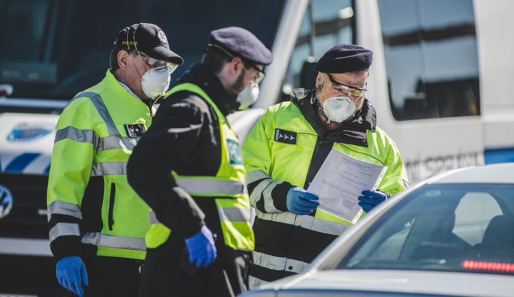 Hasiči, policisté a vojáci, kteří pomáhali proti covidu, dostanou odměnu