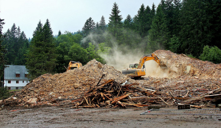 Definitivní konec jedné legendy. Z kdysi nejluxusnějšího šumavského hotelu už zbyla jen hromada trosek