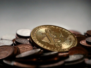 Mladík chtěl výhodně koupit bitcoin. Nechal se ale napálit od podvodníka