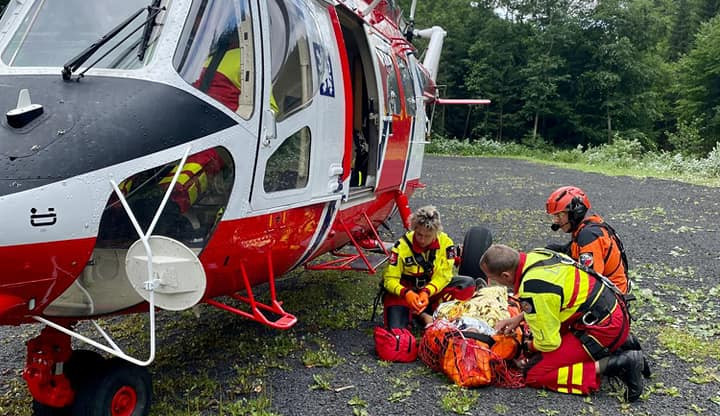 Letečtí záchranáři zasahovali u zraněného cyklisty na Klínovci. Nezvládl obtížný terén