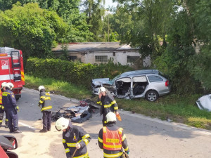 Na Dlouhé louce došlo k vážné dopravní nehodě. Zranili se tři lidé