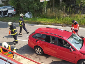 Na Dlouhé louce došlo k vážné dopravní nehodě. Zranili se tři lidé
