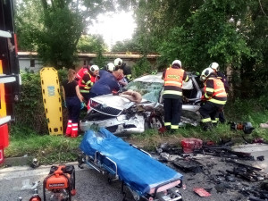 Na Dlouhé louce došlo k vážné dopravní nehodě. Zranili se tři lidé