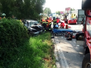 Na Dlouhé louce došlo k vážné dopravní nehodě. Zranili se tři lidé