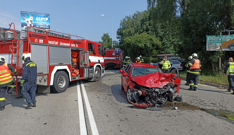 Na Dlouhé louce došlo k vážné dopravní nehodě. Zranili se tři lidé