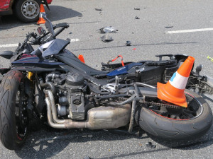 Řidič nedal přednost motorkáři a srazil ho. Do nemocnice muže transportoval vrtulník