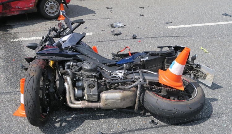 Řidič nedal přednost motorkáři a srazil ho. Do nemocnice muže transportoval vrtulník