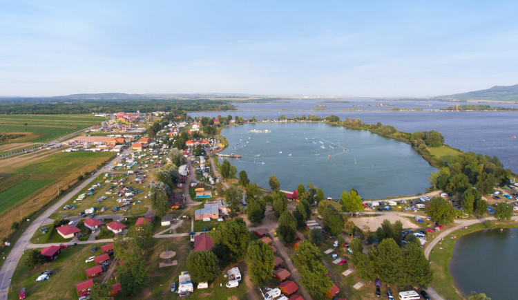 Babička se válela pokálená a opilá v křoví, batole muselo do Klokánku